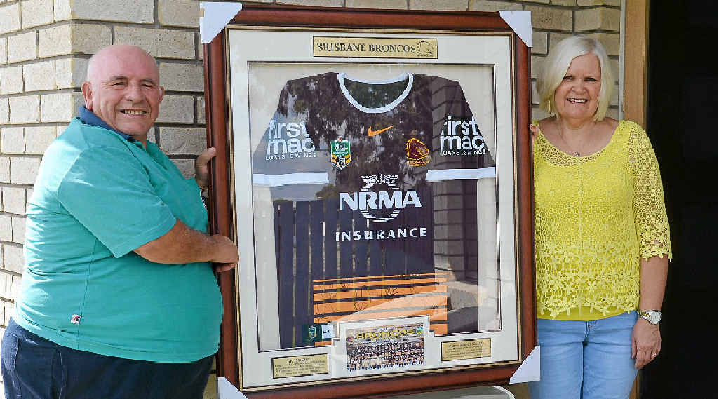 Warwick Lions Club president Con Lo Giudice presenting a signed Brisbane Broncos jersey to raffle winner Kathie Lee. Warwick Lions Club president Con Lo Giudice presenting a signed Brisbane Broncos jersey to raffle winner Kathie Lee.